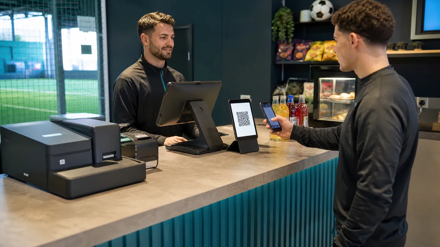 Centre counter: Bancontact QR code on the customer screen, cash recycler and printer